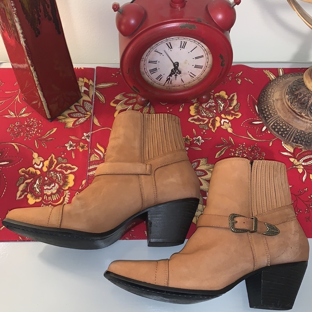 Women’s‎ Size 10 Dingo Suede Bootie.  Leather.  Buckles